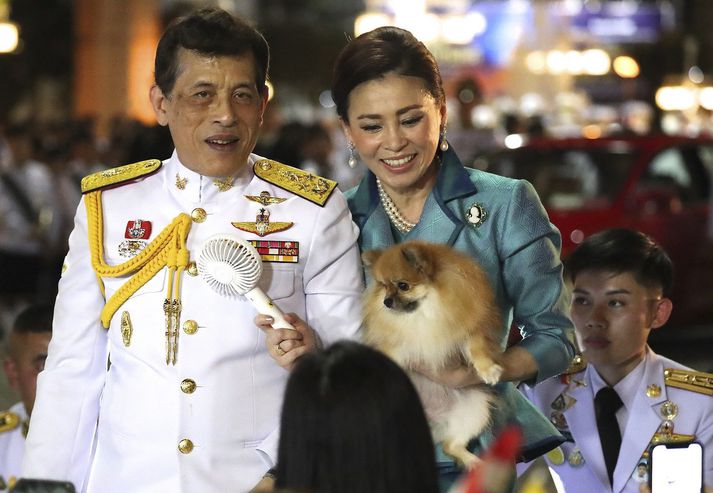 Maha Vajiralongkorn, konungur Taílands, og drottningin Suthida, hittu stuðningsmenn konungsfjölskyldunnar í dag.