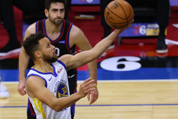 Stephen Curry bauð upp á skotsýningu í Fíladelfíu.