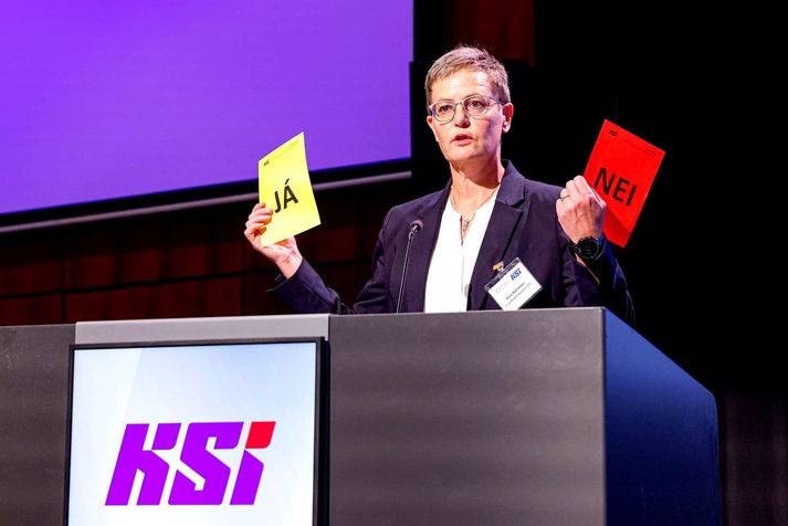 Klara Bjartmarz, framkvæmdastjóri KSÍ, útskýrir atkvæðagreiðslu á Ársþingi KSÍ fyrir þingfulltrúum.