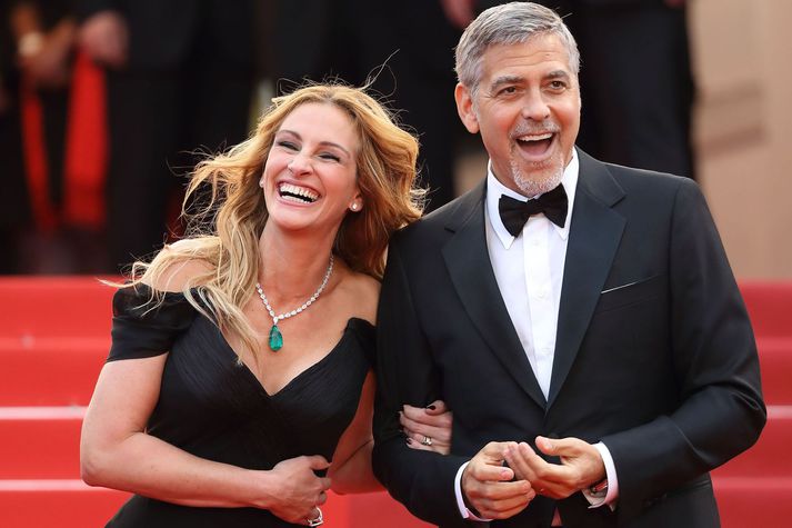Julia Roberts og George Clooney leika foreldra sem hafa skilið og reyna að stoppa brúðkaup dóttur sinnar á Bali.