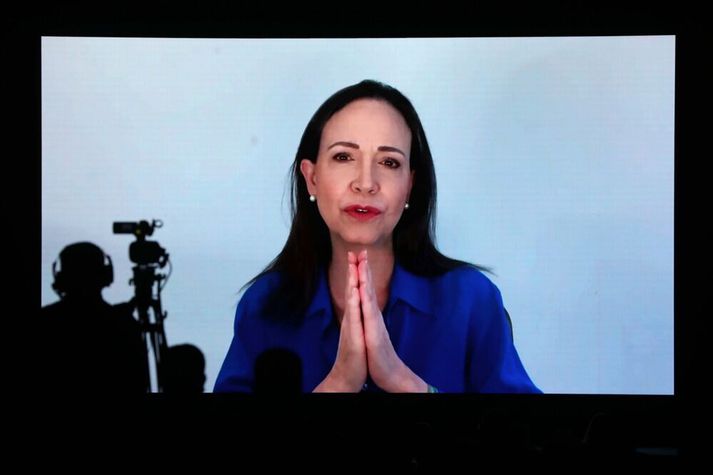 María Corina Machado, leiðtogi venesúelönsku stjórnarandstöðunnar. ávarpar ráðstefnu í gegnum fjarfundarbúnað. Hún hefur verið í felum frá því eftir forsetakosningarnar í Venesúela í fyrra.