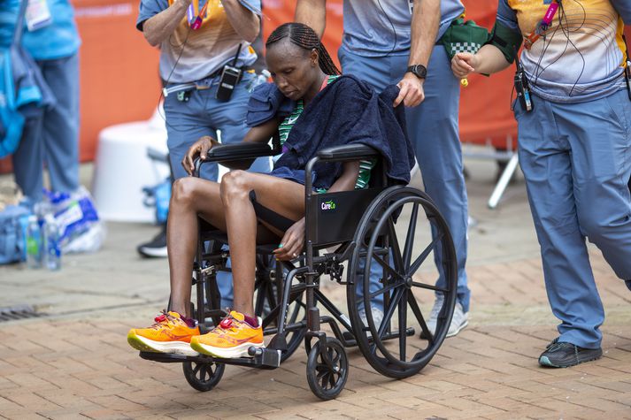 Jackline Sakilu var keyrð í burtu í hjólastól eftir að hún endaði í síðasta sæti í marþonhlaupi á Samveldisleikunum í Birmingham árið 2022.