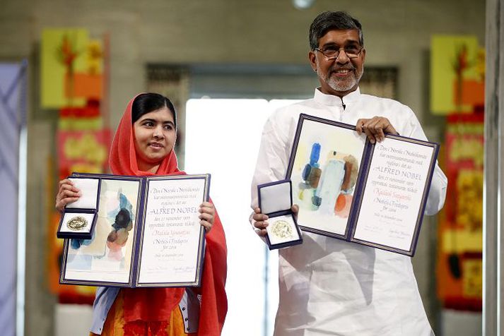 Malala Yousafzai og Kailash Satyarthi með verðlaun sín í ráðhúsi Óslóborgar.