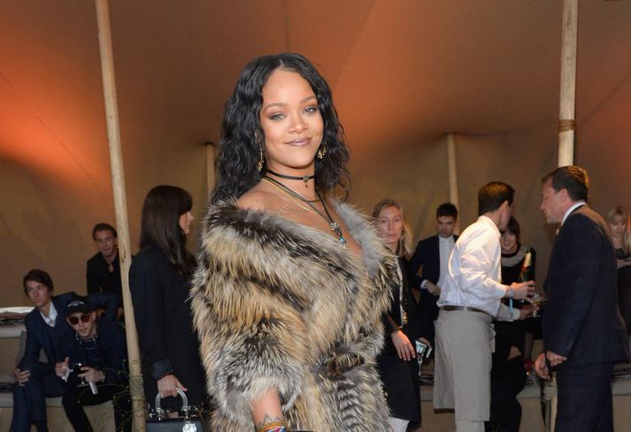 Rihanna lét sig ekki vanta á tískusýningu Christian Dior í seinustu viku. Hún klæddist loðfeld frá tískuhúsinu.