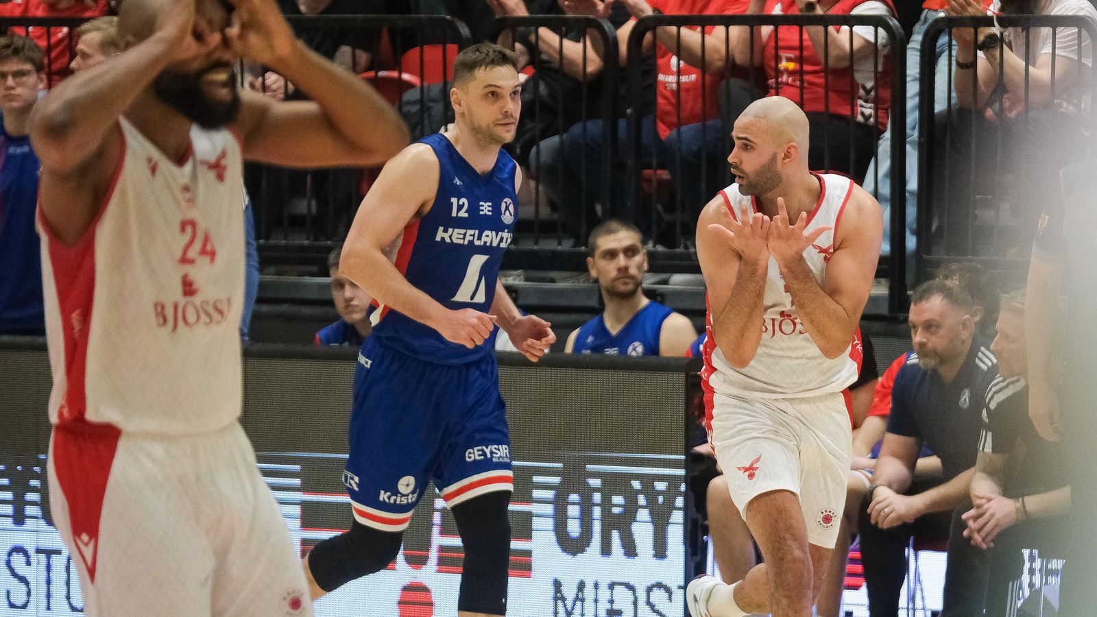 Uppgjörið:Valur - Kefla­vík 90-74| Vals­menn sendu Kefla­vík í sumar­frí