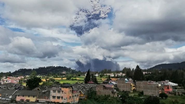 Sinabung hefur reglulega látið á sér kræla undanfarinn áratug.