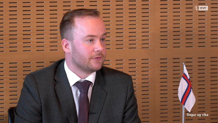 Beinir Johannesen, formaður Fólkaflokksins og nýr lögmaður, kynnir stjórnarsáttmálann. Hann er aðeins 29 ára gamall og yngsti lögmaður í sögu Færeyja.