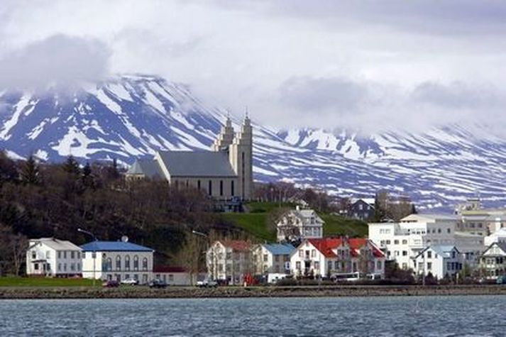 Báðir voru mennirnir fluttir á sjúkrahúsið á Akureyri, þar sem þeir dvöldu í nótt.