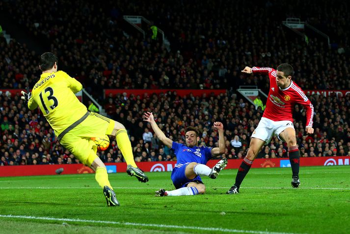 Thibaut Courtois ver hér glæsilega frá Ander Herrera.
