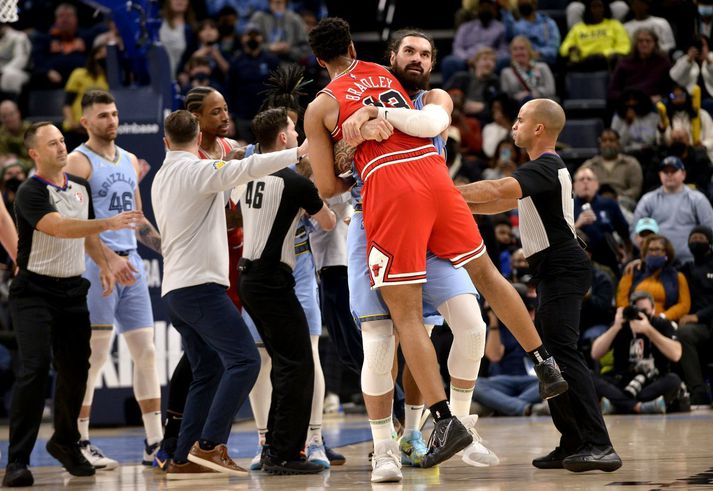 Steven Adams stillir til friðar og heldur á Tony Bradley í burtu sem átti eitthvað ósagt við Ja Morant, liðsfélaga Adams.