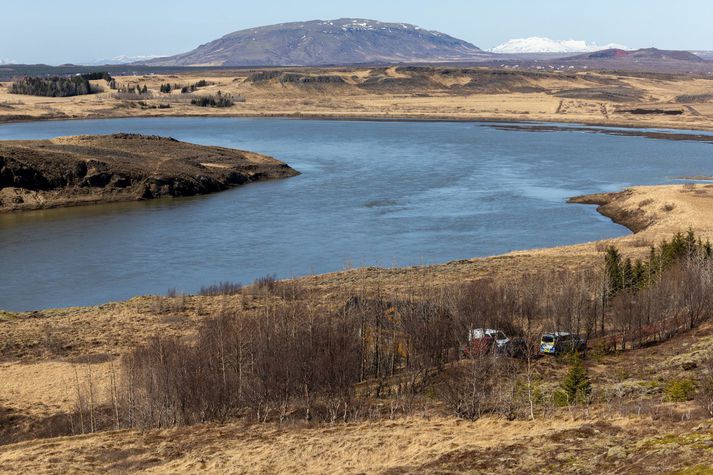 Sumarhúsið er við bakka Hvítár.