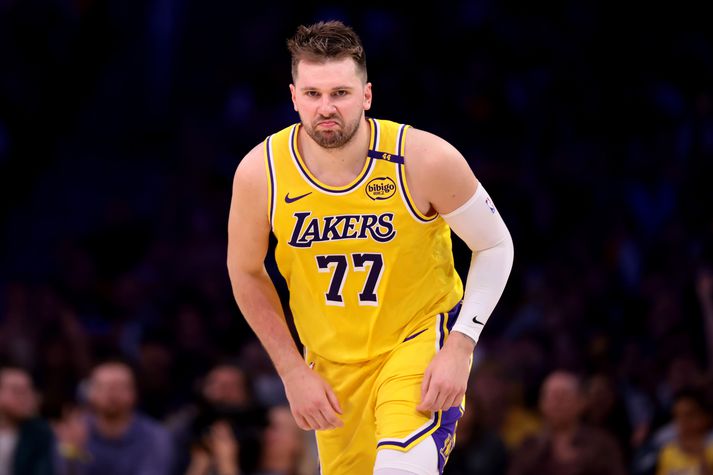 Luka Doncic og félagar í Los Angeles Lakers komu sterkir til baka eftir tap á heimavelli í fyrsta leik.