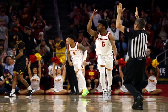 Bronny James fagnar eftir að hafa skorað sína fyrstu körfu fyrir University of Southern California.