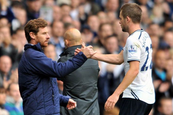 Andre Villas-Boas þakkar hér Gylfa Þór Sigurðssyni fyrir frammistöðu hans í leik með Tottenham á gamla White Hart Lane.