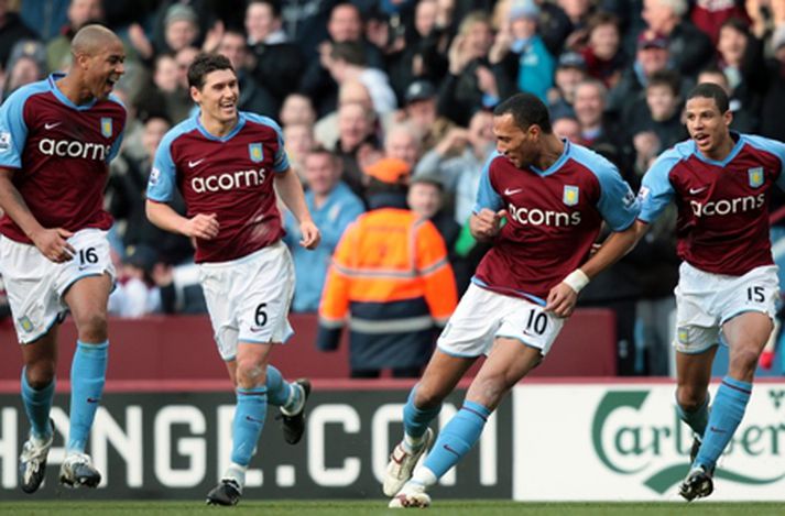 John Carew hefur eflaust haldið að hann væri búinn að tryggja Villa sigurinn þegar hann kom liðinu í 2-0 þegar ellefu mínutur voru til leiksloka