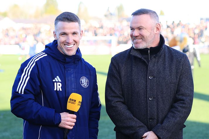 John Rooney, knattspyrnustjóri Macclesfield, í viðtali hjá eldri bróður sínum Wayne Rooney þegar Macclesfield sló út bikarmeistara Crystal Palace. 