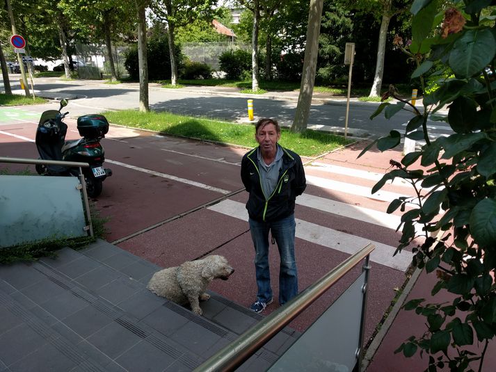 Það virðist mjög algengt að eiga hund og reykja í Annecy. Þessi maður á hund og fékk sér sígó fyrir framan hótelið sem íslensku fjölmiðlamennirnir gista á.