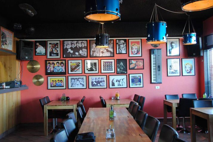 Veitingastaðurinn Svarti sauðurinn í Þorlákshöfn þar sem eldur kviknaði í dag. Myndin er af Facebook-síðu staðarins.