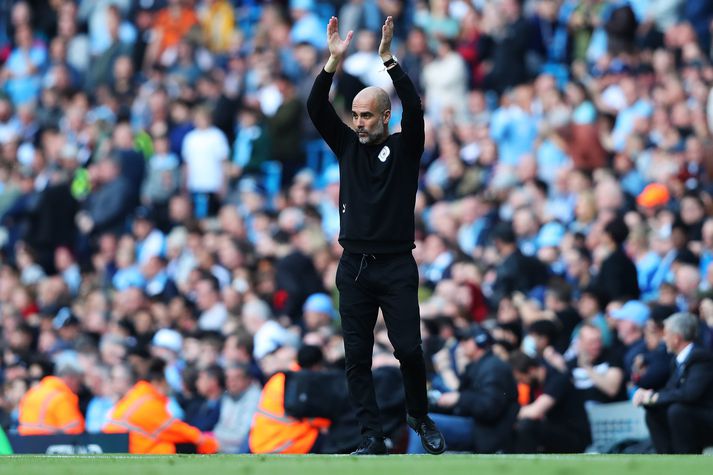 Pep Guardiola segir að allir aðrir en stuðningsmenn Manchester City vilji að Liverpool vinni enksu úrvalsdeildina. 