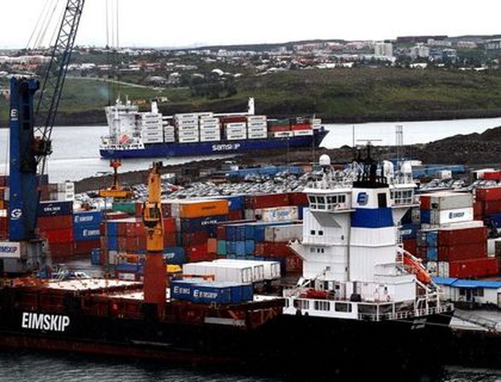 Því er beint til Samkeppniseftirlitsins að það taki aftur afstöðu til kröfu Eimskipafélagsins.