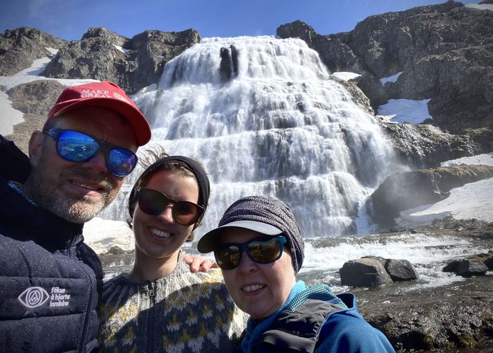 Arnarfjörður hefur lengi verið í uppáhaldi hjá Tómasi Guðbjartssyni og fjölskyldu. Hér er hann ásamt eiginkonu og dóttur við Dynjanda sem var á sterum vegna leysinga.