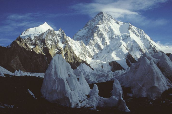 K2 er næsthæsta fjall í heimi eftir Everestfjalli. Það er 8.611 metrar að hæð og er í Karakoram-fjallgarðinum á landamærum Kína og Pakistans.