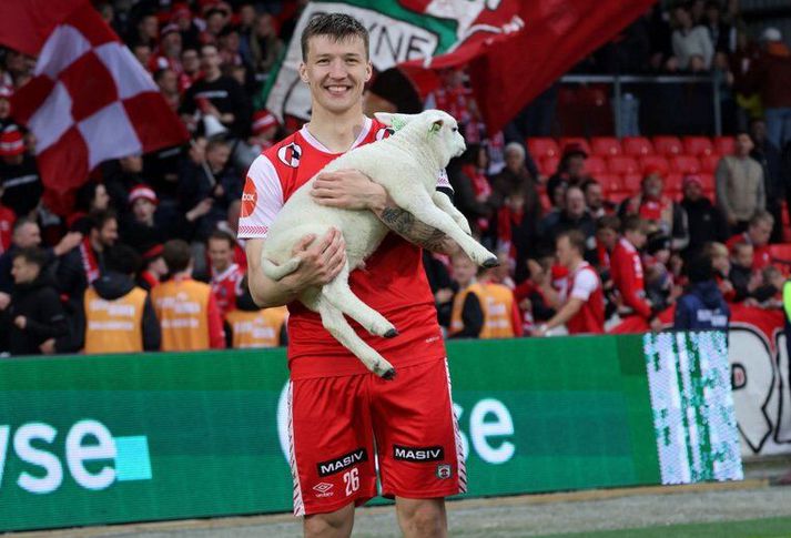 Axel Kryger, leikmaður Bryne, fékk lambið í fangið eftir að hafa verið valinn bestur á vellinum í 3-1 sigri Bryne á Haugesund.