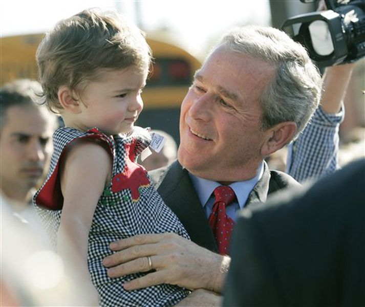 George Bush hampar börnum í gríð og erg þessa dagana til að auka fylgi flokks síns í komandi þingkosningum.