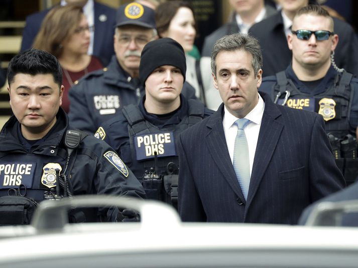 Michael Cohen á að hefja afplánun á fangelsisdómi í maí. Hann virðist enn vinna með saksóknurum í New York.