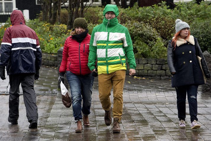 Búast má við skúrum sunnan- og vestantil á landinu í dag.