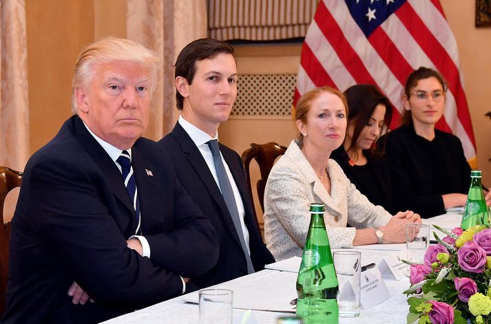 Jared Kushner er hér hægra megin við Donald Trump, tengdapabba sinn og forseta Bandaríkjanna.