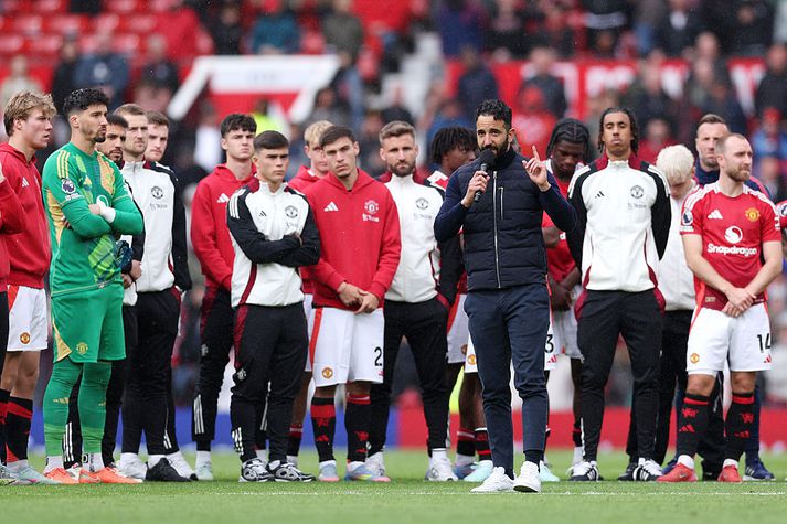 Ruben Amorim, stjóri Manchester United, ávarpaði stuðningsmenn liðsins á Old Trafford eftir leik í dag