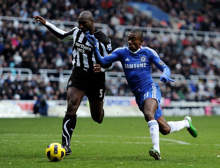 Campbell í kapphlaupi við Salomon Kalou.