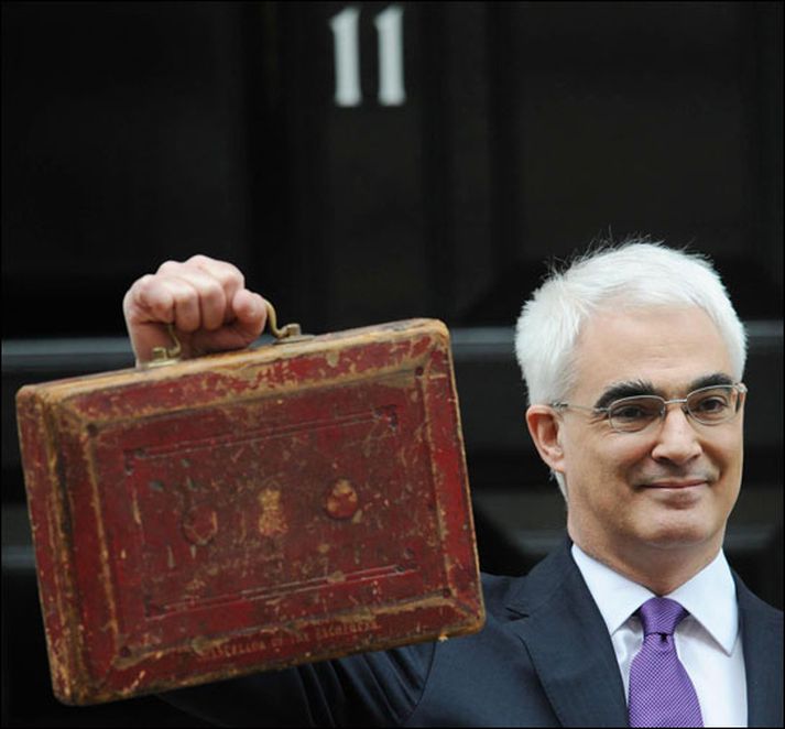 Alastair Darling með fjárlagatöskuna góðu.