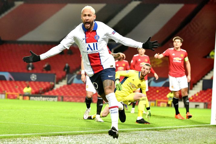 Neymar fagnar marki á móti Manchester United á Old Trafford.