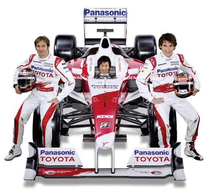 Jarno Trulli og Timo Glock verða áfram ökumenn Toyota, en Kobhyashi þróunarökumaður.