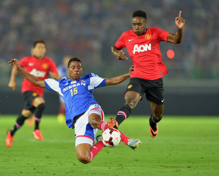 Danny Welbeck í baráttu við Brasilíumanninn Fabio. Welbeck tókst ekki að skora í leiknum ólíkt miðverði japanska liðsins.