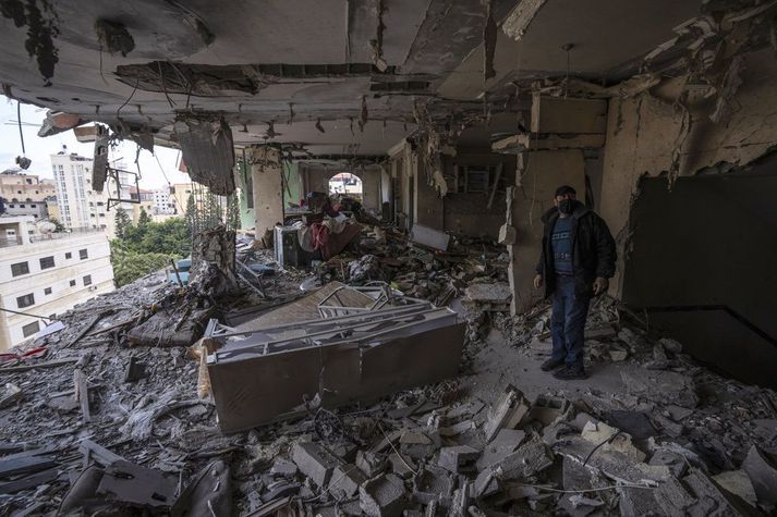 Á myndum má sjá tvær íbúðir hið minnsta gjöreyðilagðar í íbúðarblokk á Gaza.