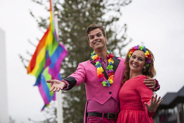 Viggó og Víóletta leggja land undir fót og flytja lag Hinsegin daga í Reykjavík 2012, Rönd í regnboga, á Gay Pride-hátíðinni í New York eftir tæpt ár en fyrst stíga þau á svið á Arnarhóli með gleðina að vopni.Fréttablaðið/Ernir