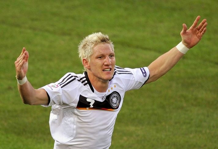 Bastian Schweinsteiger fagnar hér marki sínu í kvöld.