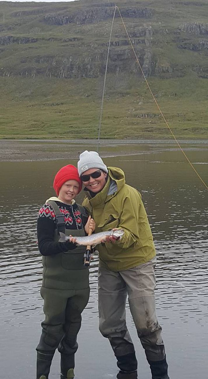 Ásta Dís og Þuríður Anna með bleikjuna sem tók hjá þeim báðum á sama tíma.