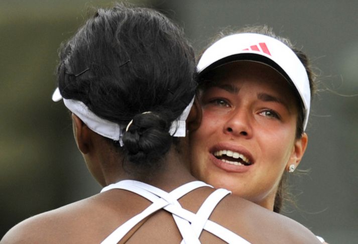 Ana Ivanovic grét eftir að hún þurfti að hætta vegna meiðsla í dag.