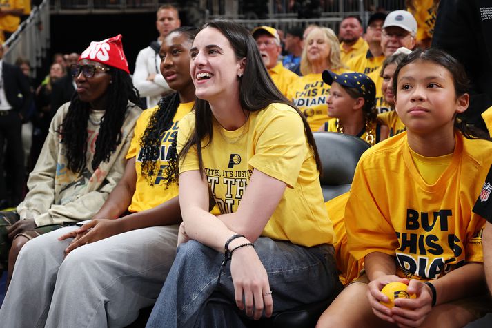 Caitlin Clark spilar með Indiana Fever í WNBA deildinni en sést hér mætt til að styðja við bakið á leikmönnum Indiana Pacers í úrslitaeinvígi NBA.