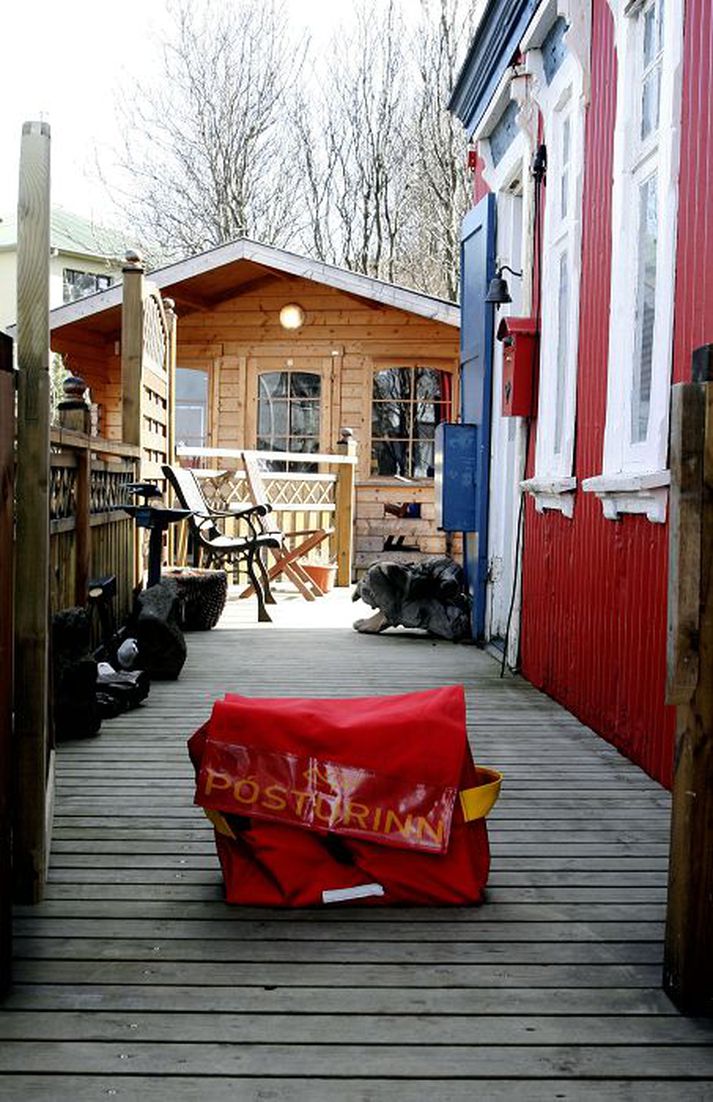 Bréfberinn bar ekki út póstinn, heldur geymdi hann.