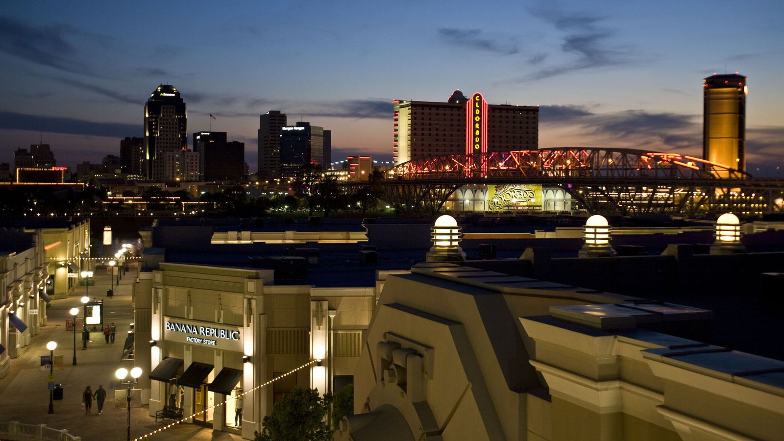 Átta börn látin eftir skot­á­rás