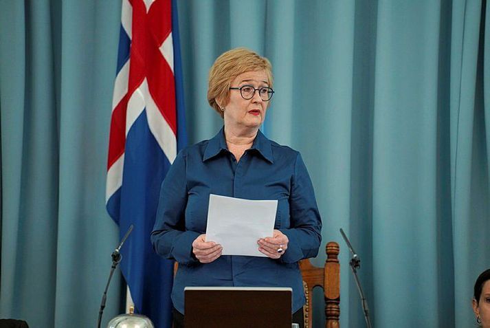 Þórunn Sveinbjarnardóttir tilkynnti í ávarpi til þingheims að hún hefði ákveðið að beita „kjarnorkuákvæðinu“.