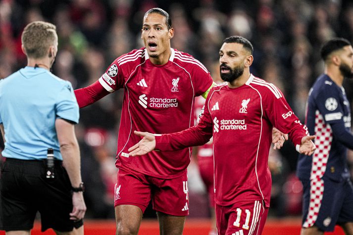 Virgil van Dijk og Mohamed Salah mótmæla dómi í leik með Liverpool á þessu tímabili.