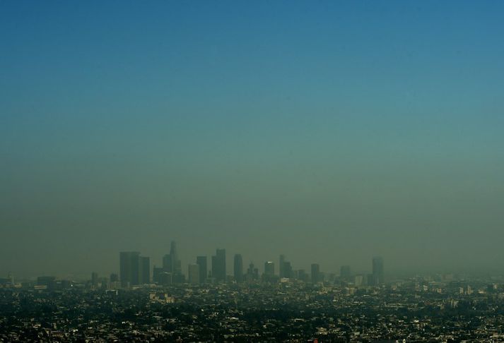 Mengunarský liggur yifr Los Angeles. Bruni manna á jarðefnaeldsneyti er önnur helsta uppspretta losunar gróðurhúsalofttegunda.