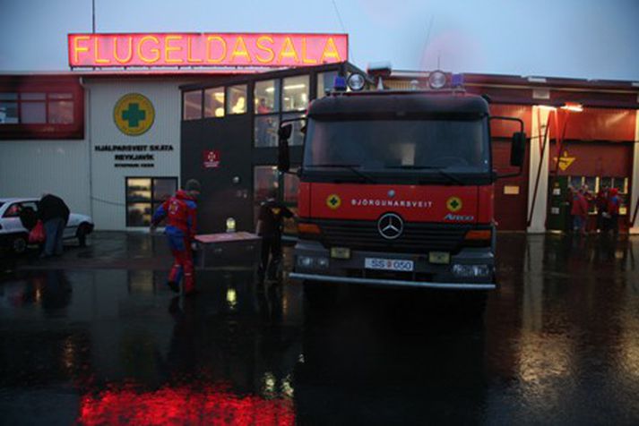 Á milli þess sem björgunarsveitamenn sinna útköllum eru þeir í flugeldasölu.