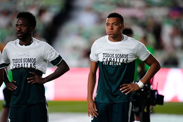 Vinicius Junior og Kylian Mbappé brettu upp á bolina og voru svo fljótir að klæða sig úr þeim að myndatöku lokinni, fyrir leik við Elche í gærkvöld.